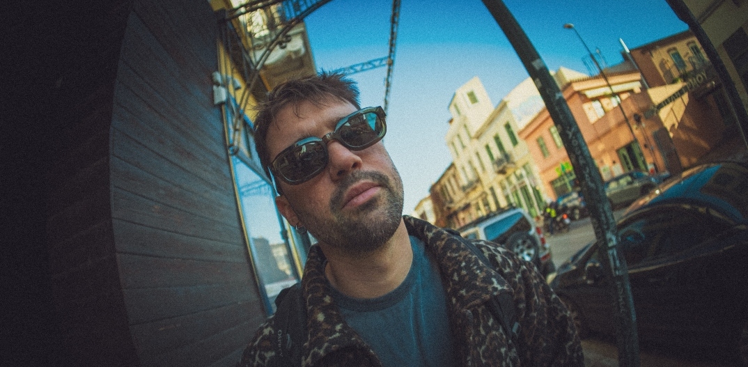 ΟΥΤΕΚΑΝ: Ο «Κομήτης» προλογίζει το άλμπουμ «Mono» με Turboflow3000 — Ο Γιώργος Καπής μιλάει για το νέο μουσικό project.