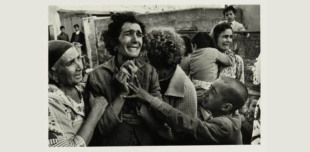 1964, Κύπρος. Γυναίκα από την Τουρκία μαθαίνει για τον θάνατο του συζύγου της © Σερ Ντον Μακάλιν