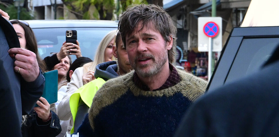 Ο Μπραντ Πιτ στην πλατεία Κοτζιά στην Αθήνα για τα γυρίσματα της ταινίας «The Riders» © ΤΑΤΙΑΝΑ ΜΠΟΛΑΡΗ/EUROKINISSI