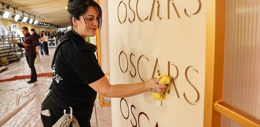 Γυναίκα καθαρίζει τον χώρο υποδοχής για τα βραβεία Όσκαρ 2026