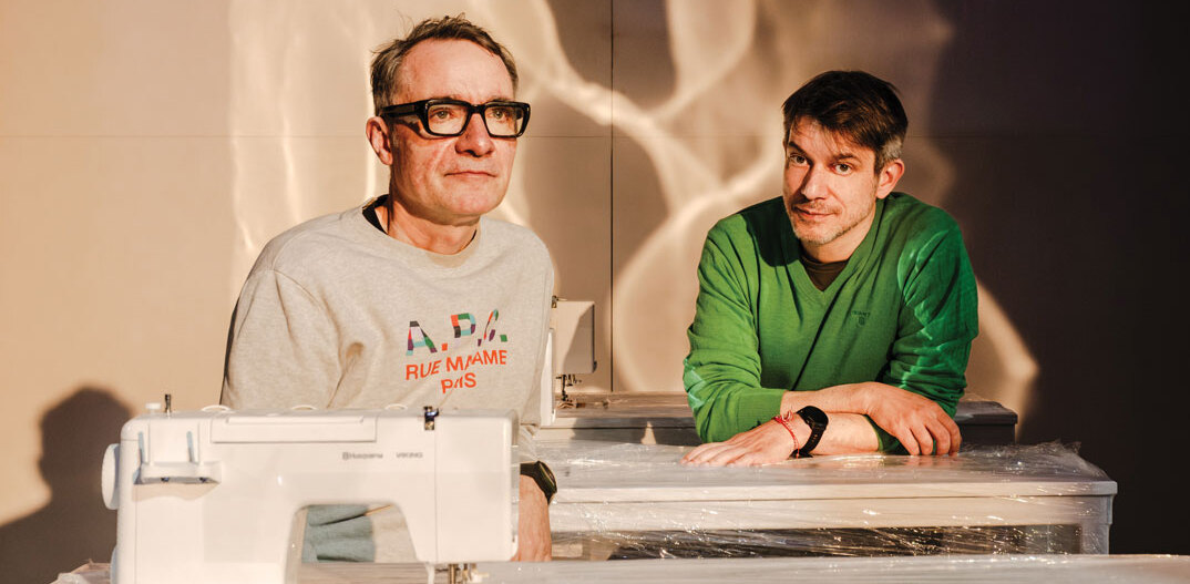 Λέσλι Τράβερς, Θέμελης Γλυνάτσης