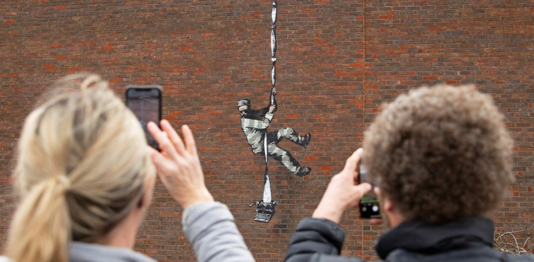 Το Reuters ξετύλιξε το κουβάρι: Από τα ερείπια της Ουκρανίας ως τα αστυνομικά αρχεία της Νέας Υόρκης, ο Banksy αποκτά όνομα - Τι σημαίνει η αποκαθήλωσή του;