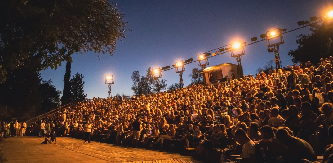 Φ hill Sessions 2026 στον λόφο Φιλοπάππου: συναυλίες, διεθνείς και Έλληνες καλλιτέχνες σε ένα καλοκαιρινό φεστιβάλ στην Αθήνα.