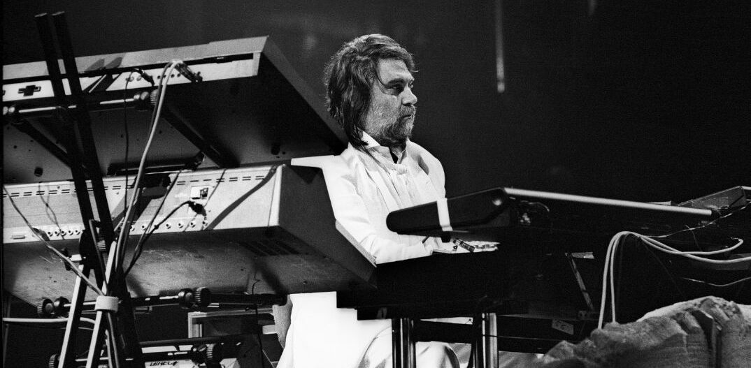 Βαγγέλης Παπαθανασίου: Οι «άγνωστες» πτυχές και οι πρωταγωνιστές της ζωής του