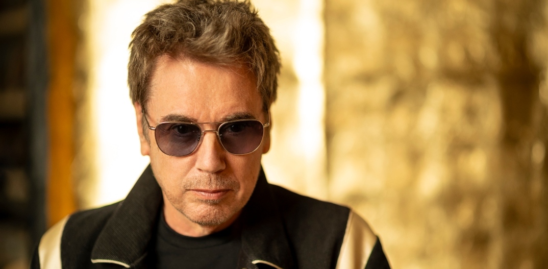 Ζαν-Μισέλ Ζαρ - Συνέντευξη: Ο συνθέτης - θρύλος μιλά για τη μουσική του πορεία, την Τεχνητή Νοημοσύνη και τις αναμνήσεις του από την Ελλάδα, πριν το live-υπερθέαμα στο Release Athens Χ SNF Nostos 2026 