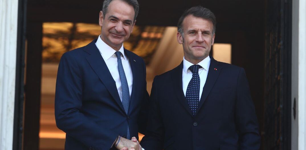 Στο Μαξίμου ο Εμανουέλ Μακρόν για συνάντηση με τον Κυριάκο Μητσοτάκη και την ανανέωση της αμυντικής συνεργασίας - Το πρόγραμμα των δύο ηγετών