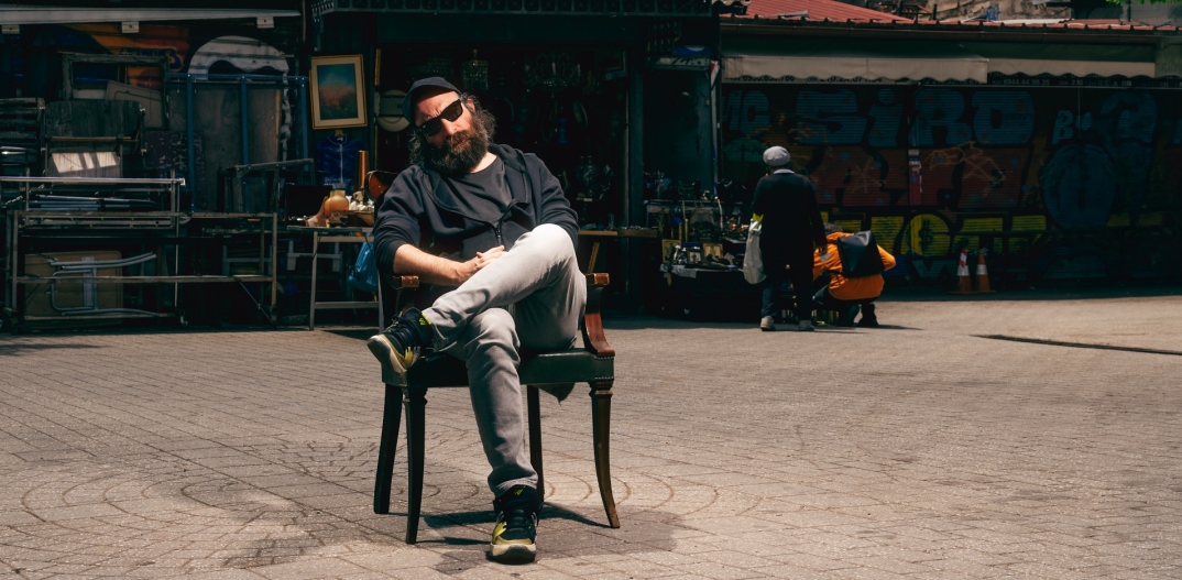 Αντώνης Τσιοτσιόπουλος - Συνέντευξη: Ο σεναριογράφος και ηθοποιός μιλάει για το θέατρο και το σινεμά, με αφορμή τη νέα ταινία «100 Χρόνια Μπροστά» στην οποία πρωταγωνιστεί.
