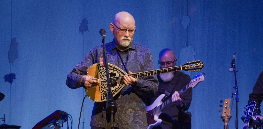Οι Dead Can Dance επιστρέφουν με το «The Cicadas», ένα πλατωνικό μουσικό ταξίδι που ηχογραφήθηκε στην Επίδαυρο με Έλληνες καλλιτέχνες.