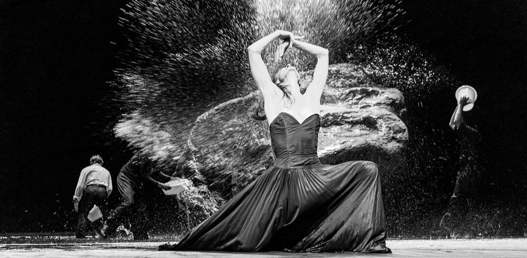Vollmond (Full Moon), έργο της Pina Bausch, με τη Julie Anne Stanzak και το Ensemble.