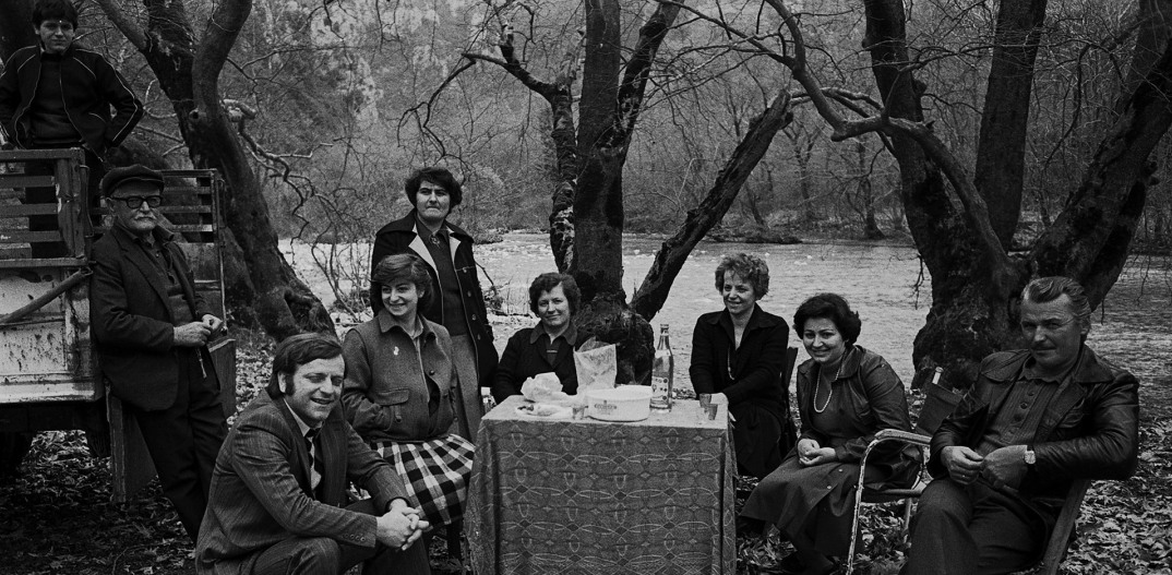 Το φωτογραφικό λεύκωμα «Η Ελλάδα που χάνεται» του Γιάννη Δήμου γίνεται ιστορικό αρχείο και εργαλείο οπτικής παιδείας για τις νέες γενιές.