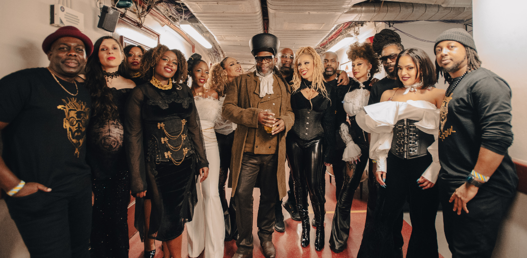 Jazzie B: Ο εμβληματικός αρχιτέκτονας του ήχου των Soul II Soul μιλά για τη μουσική ως εμπειρία ζωής, πριν τη συναυλία τους στο Sani Festival 2026.