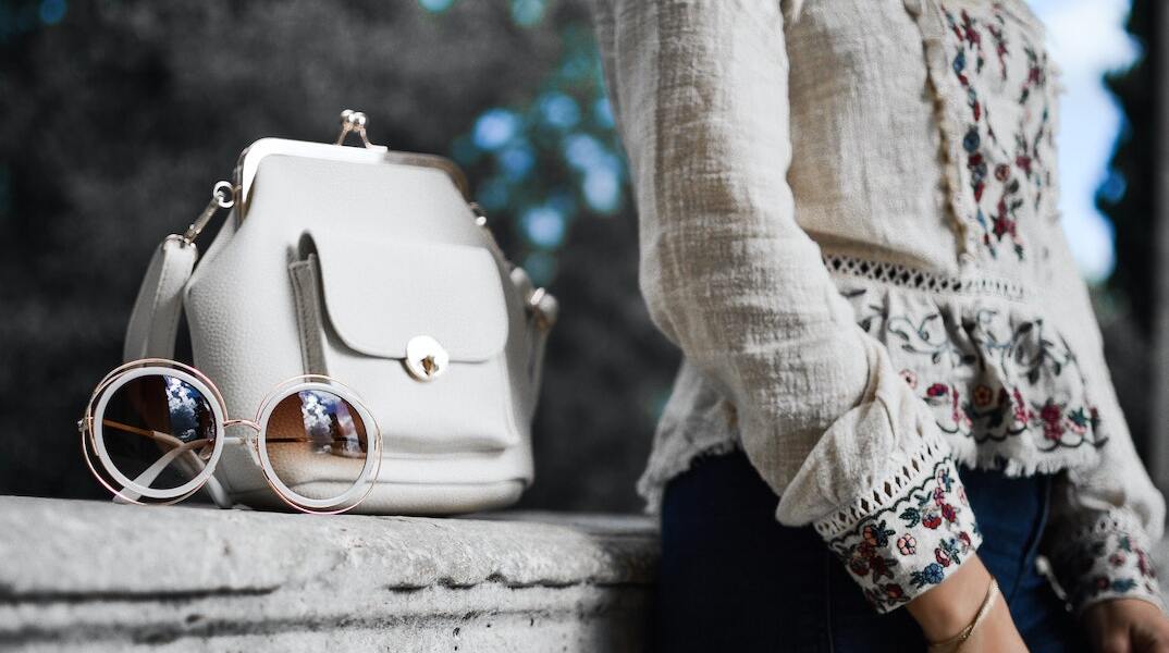 Πώς μπορείς να διευκολύνεις την καθημερινή σου ζωή με πράγματα που βρίσκεις σε μια γυναικεία τσάντα