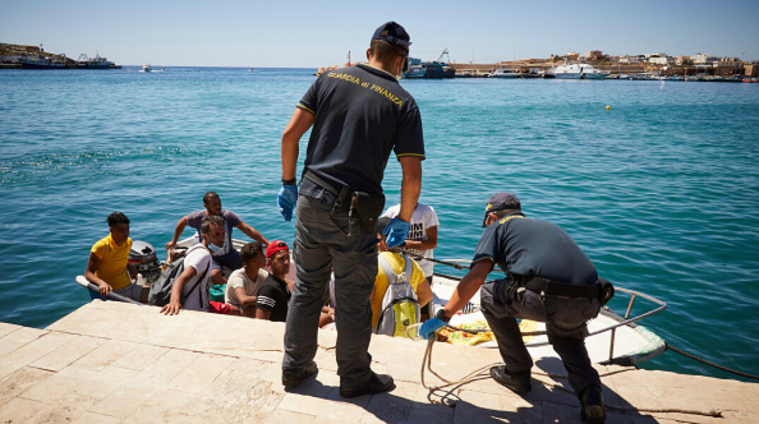 Τυνησία: Κορίτσι 3 ετών έφτασε ασυνόδευτο στην Ιταλία – Συνελήφθησαν οι γονείς στη χώρα τους