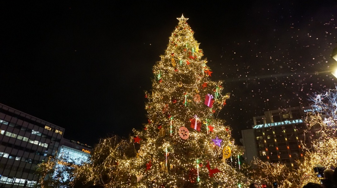 Γιορτινή Αθήνα: Φωταγωγήθηκε το εντυπωσιακό χριστουγεννιάτικο δέντρο στο Σύνταγμα (εικόνες)