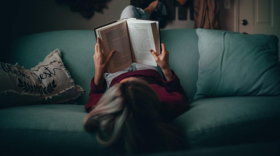 24 βιβλία ελληνικής λογοτεχνίας για τις γιορτές