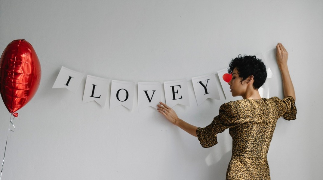 Μωβ, βαθύ μπλε, χρυσό και σκούρο πράσινο: σύμφωνα με τις αρχές του Φενγκ Σούι, η χρήση των τεσσάρων αυτών χρωμάτων στον χώρο του σπιτιού βοηθάει στην τύχη και στην προσέλκυση πλούτου. 