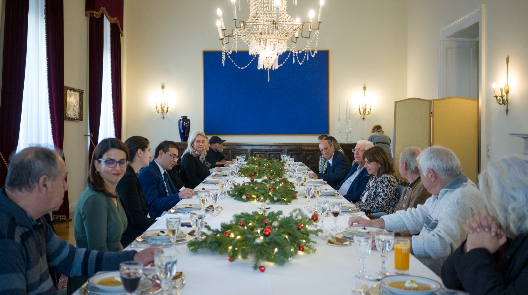  Χριστουγεννιάτικο γεύμα με τους άστεγους στο Προεδρικό Μέγαρο