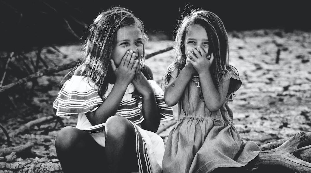 Σύνδρομο της Μεγαλύτερης Κόρης: Γιατί γκρινιάζουν τα κορίτσια στα social media υπό το hashtag #EldestDaughterSyndrome. 