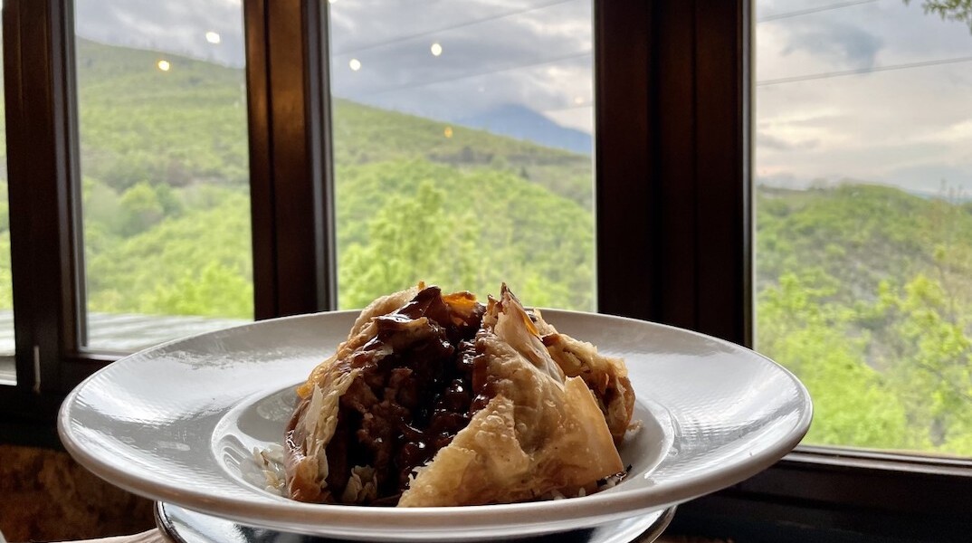 Εστιατόριο Χάραμα: Στο Αρκοχώρι Ημαθίας, για εκλεκτή Μακεδονική κουζίνα και ξινόμαυρο αμπελώνα 