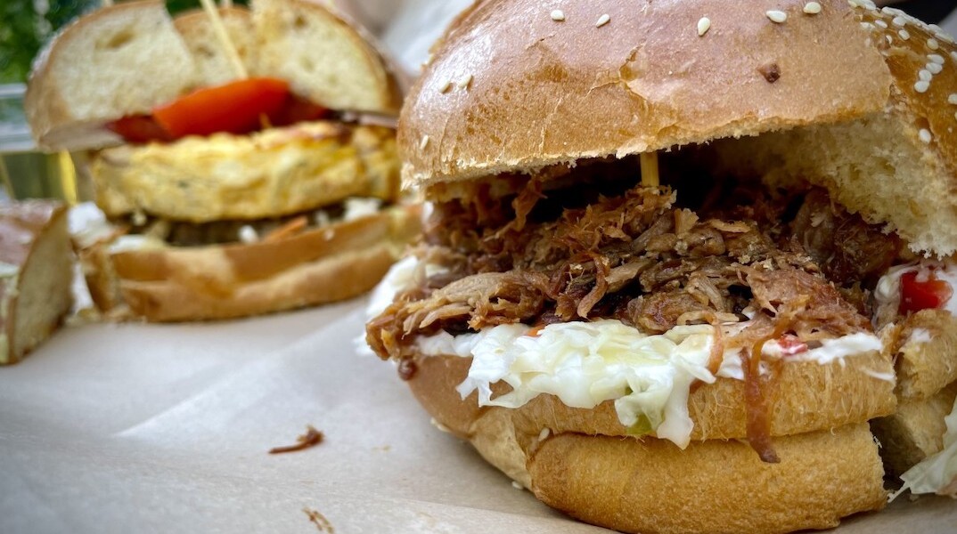 Ozi Donga - Ο Τρελός Αυστραλός: Μια κοσμοπολίτικη καντίνα στη Θεσσαλονίκη με άποψη, καπνιστά κρέατα, τεράστια μπέργκερ, μοναδικές γεύσεις.