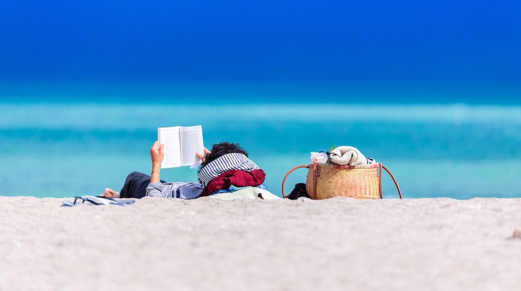 Βιβλιοπαρουσιάσεις: Ξεφυλλίζουμε 15 δοκίμια, non fiction και επιστημονικά βιβλία και προτείνουμε ιδέες και τίτλους για το καλοκαίρι