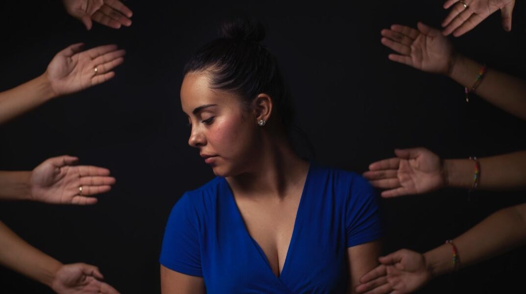 Θεραπεία απόρριψης: Ένα challenge με 82 εκατομμύρια προβολές στο TikTok υπόσχεται να μας απαλλάξει από την αγωνία των απορρίψεων.