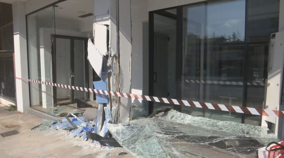 Σπασμένη τζαμαρία καταστήματος έπειτα από τροχαίο στην Κηφισίας