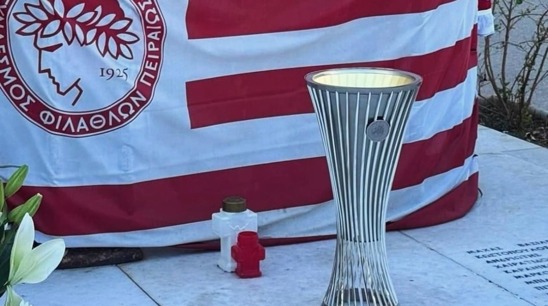 Ολυμπιακός: Tο τρόπαιο του Conference League στο μνημείο της Θύρας 7 