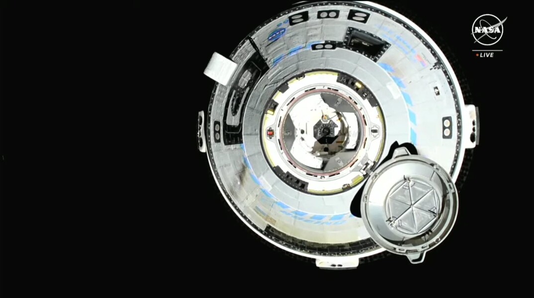 Η νέα κάψουλα Starliner της Boeing συνδέθηκε με ασφάλεια με τον διαστημικό σταθμό