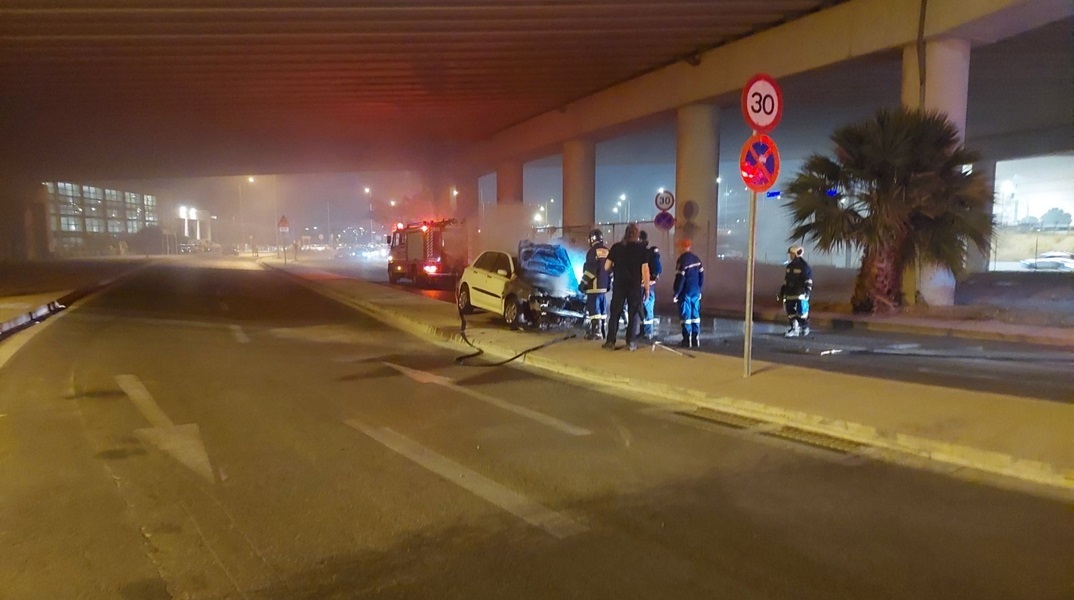 Το προσωπικό του Release Athens απεγκλώβισε οδηγό από το φλεγόμενο ΙΧ του