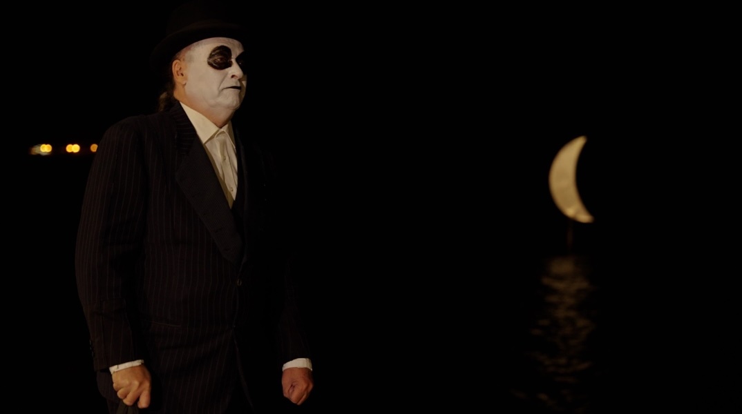 Ο Μάρτιν Ζακς μπροστά στο Φεγγάρι του Παύλου Βασιλειάδη