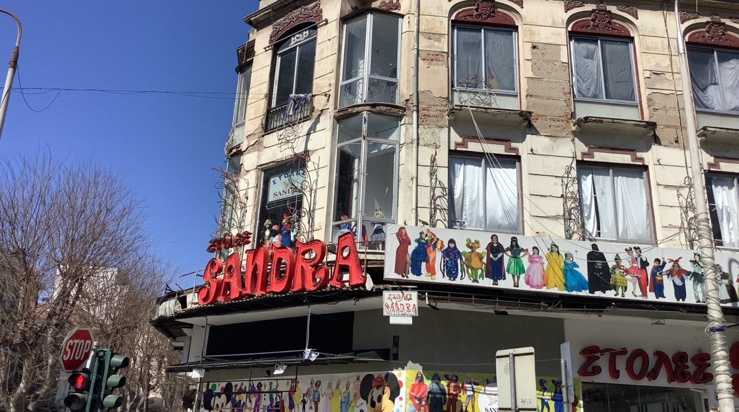 Μήπως το κτίριο στη γωνία Εγνατία με Δραγούμη 41 να ονομαστεί Sandra Tower;