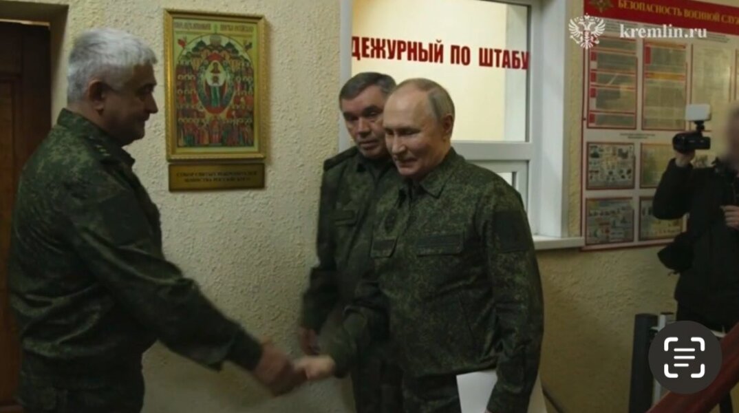 Πούτιν: Με στρατιωτική στολή στο Κουρσκ - Δεν είπε τίποτα για κατάπαυση του πυρός