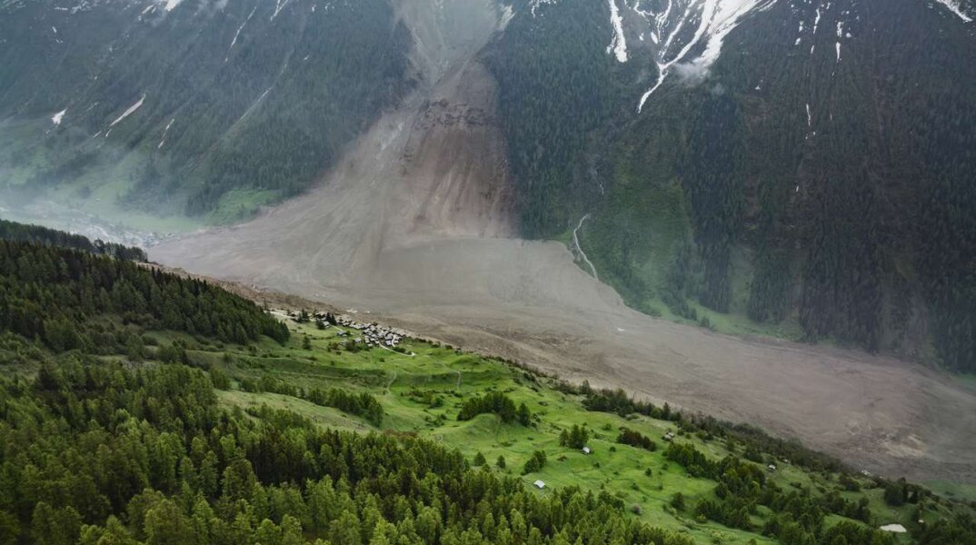 Θάφτηκε χωριό στην Ελβετία μετά από αποκόλληση παγετώνα -Εικόνα που κόβει την ανάσα