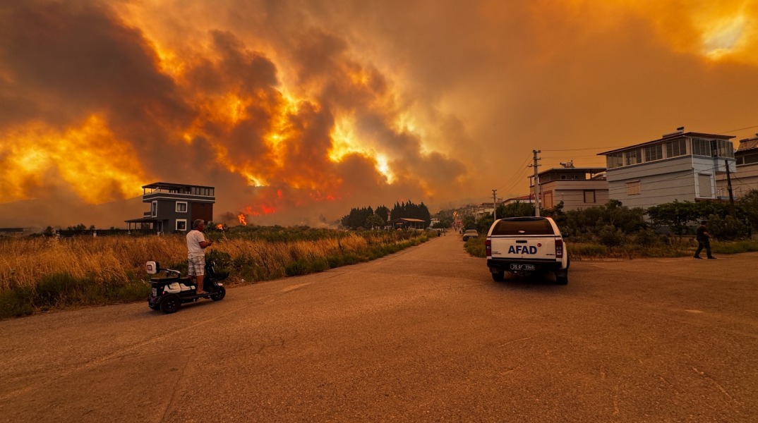 Μεγάλη πυρκαγιά απειλεί σπίτια και μια βιομηχανική ζώνη στην περιοχή της Σμύρνης