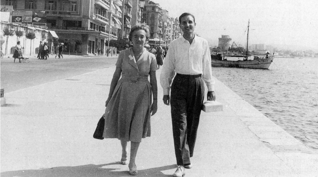 Καλοκαίρι του 1959, η Ζωή Καρέλλη και ο Ντίνος Χριστιανόπουλος, χαρούμενοι στην προκυμαία 