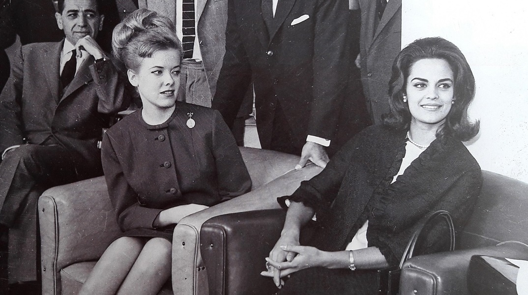 Η Μις Υφήλιος Κορίνα Τσοπέη και η Μις Αμερική Μπόμπι Τζόουνς στη ΔΕΘ του 1964