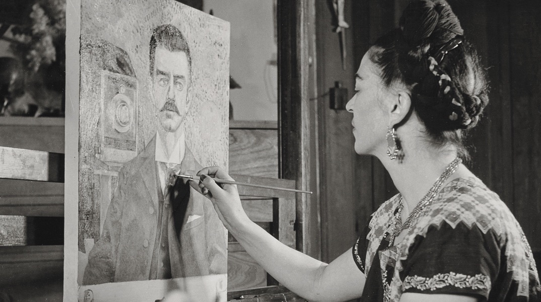 Η Φρίντα Κάλο ζωγραφίζει το «Πορτρέτο του πατέρα μου, Γκιγιέρμο Κάλο»