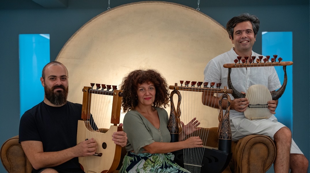 Από αριστερά: Γιάννης Καρακατσιάνης, videographer, Λίνα Παλερά, μουσικός και διδάσκουσα στο Lyre Academy, την πρώτη διαδικτυακή πλατφόρμα εκμάθησης αρχαίας λύρας, Θεόδωρος Κουμαρτζής, μουσικός και συνιδρυτής του Μουσείου