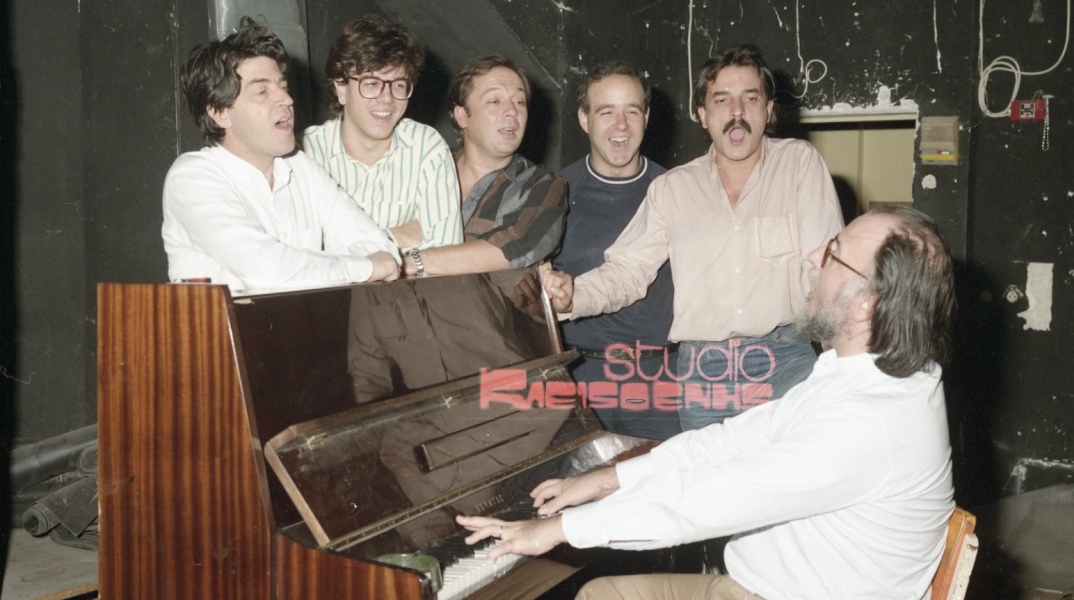 1987-1988, Θέατρο «Αλίκη»: Ο Σαββόπουλος συμμετέχει στο πρωτοποριακό έργο της Ελεύθερης Σκηνής «Χαμαλίκι στη χώρα των θαυμάτων» σε σκηνοθεσία Σταμάτη Φασουλή και κείμενα της Μαριανίνας Κριεζή.