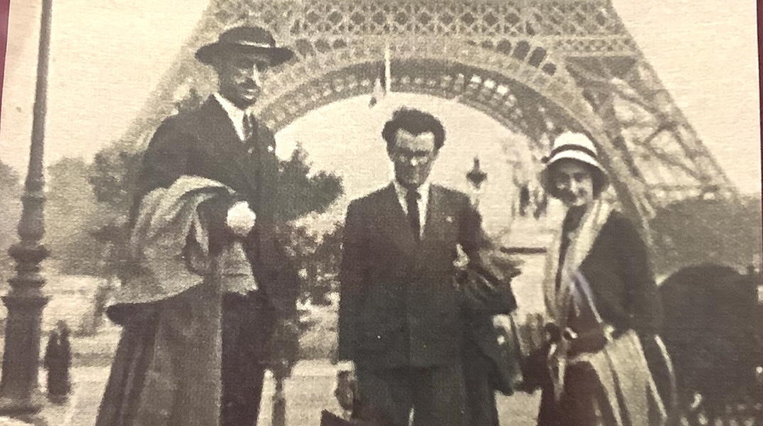 Ο Πολύκλειτος Ρέγκος, η σύζυγός του Γεωργία και ο ζωγράφος Αριστοτέλης Βασιλικιώτης κάτω από τον Πύργο του Άιφελ