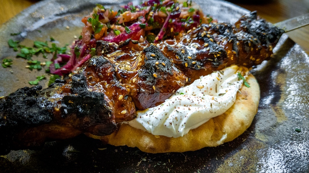 Poster: Δοκιμάσαμε τη νέα κουζίνα του εστιατορίου στον Φραγκομαχαλά, με σεφ τον Σωκράτη Μπεληγιάννη.