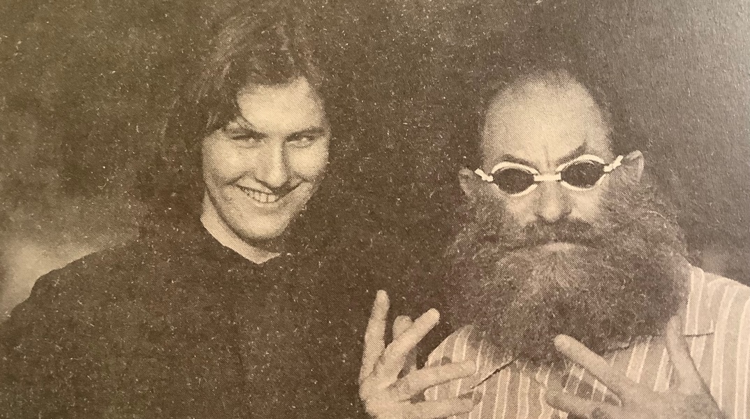 Ο Τζον Τέιλορ και ο Ηλίας Πετρόπουλος φωτογραφημένοι από τη σύζυγο του Τέιλορ Φρανσουά Νταβιέ Τέιλορ