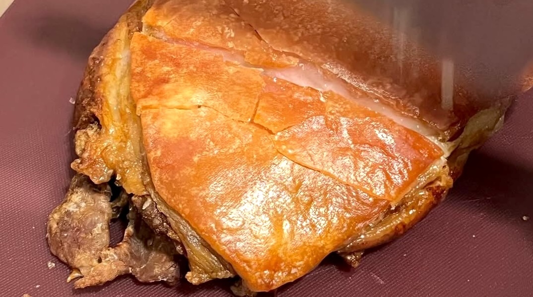 Λότζα στη Δέλλιου, Γουρουνοπούλα