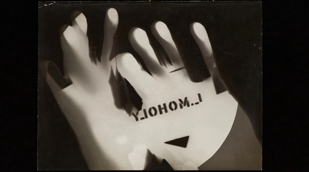 Laszlo Moholy-Nagy - Light Play: - Άτιτλο φωτόγραμμα (χέρια), 1925-1926. Εκθεσιακή εκτύπωση με την ευγενική παραχώρηση του Estate of László Moholy-Nagy Bauhaus στο λιμάνι