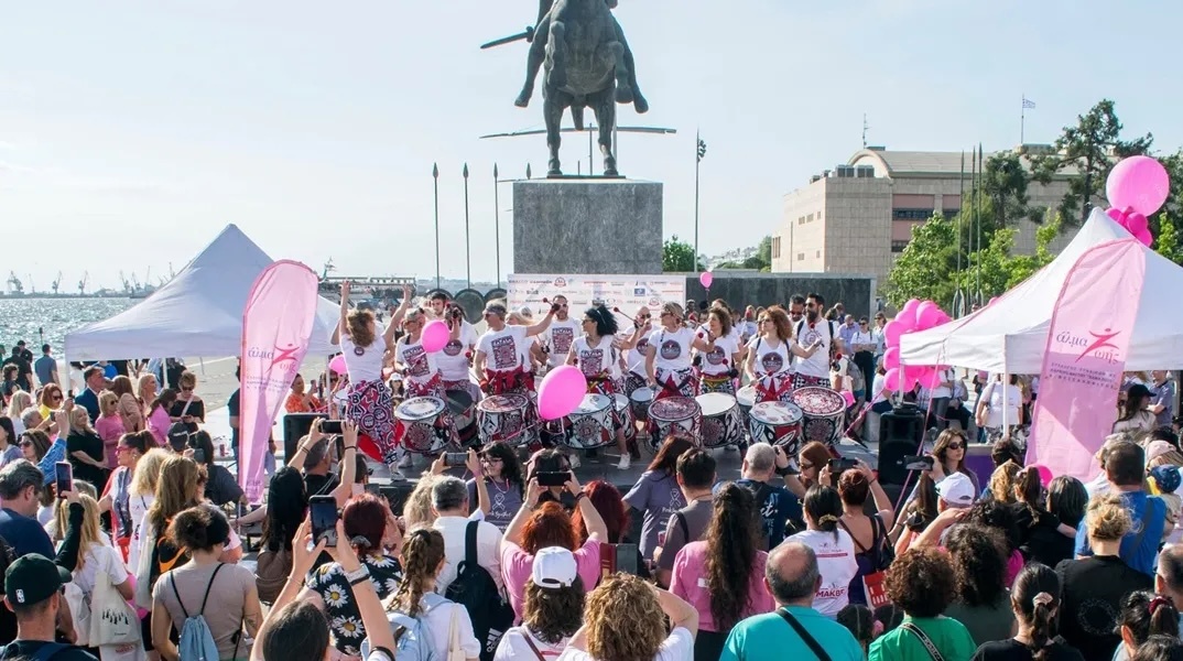 Pink Together: Η Θεσσαλονίκη γίνεται ένα «ροζ ποτάμι» αποδοχής και πρόληψης στη Νέα Παραλία