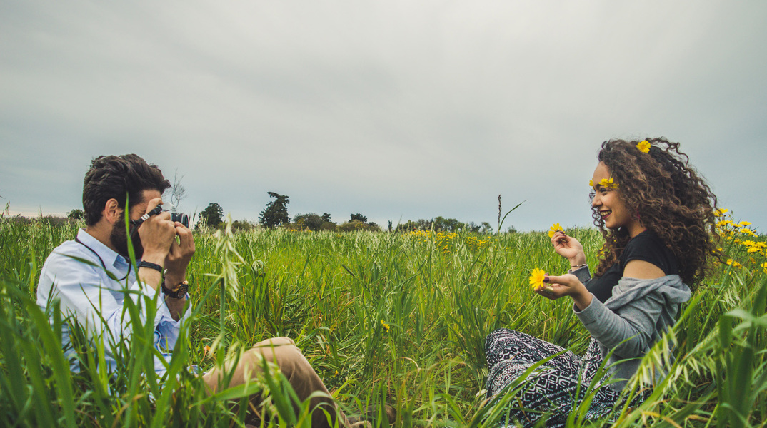 Ένα κορίτσι και ένα αγόρι. 