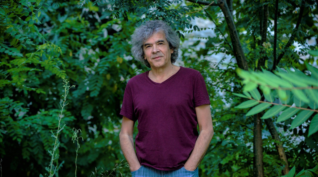 Συνέντευξη: Ο συνθέτης Νίκος Κυπουργός μιλάει για τα Κυπο-θεατρικά που παρουσιάζονται στη Μικρή Επίδαυρο, τη μουσική του πορεία και την ιστορική διαφήμιση της Carnation