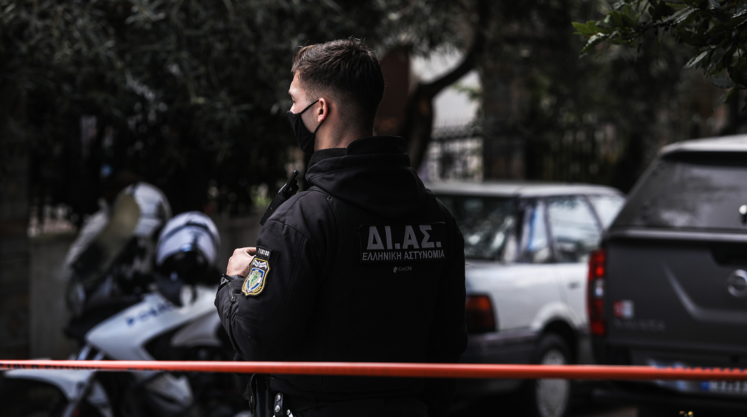 Αστυνομικός έχει αποκλείσει το σημείο όπου καταγράφηκε δολοφονία