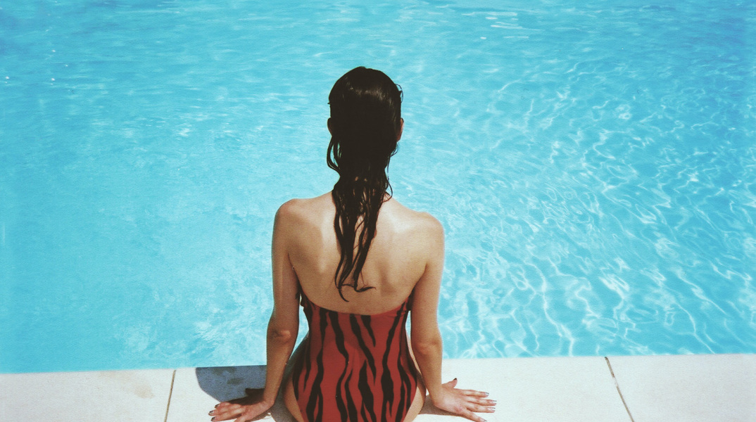 Ένα κορίτσι στην πισίνα.